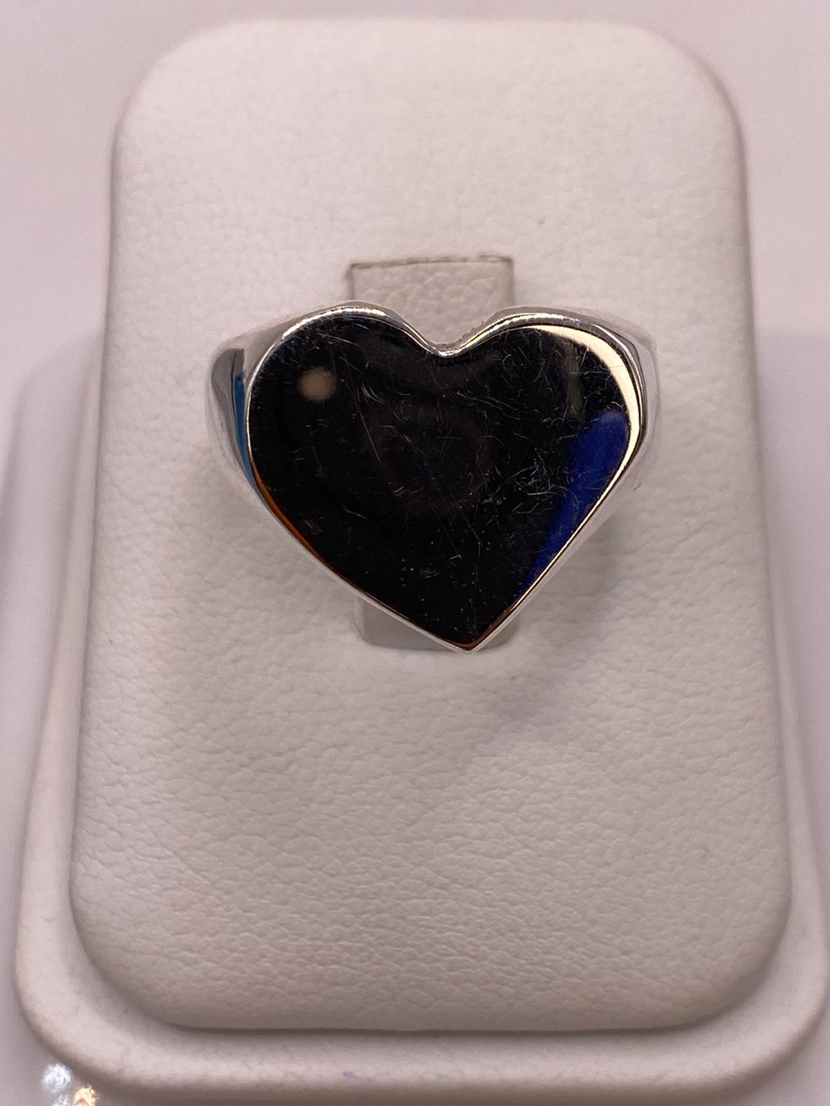 Anillo Artesanal en Plata con Corazón Liso Pulido — ángulo diagonal