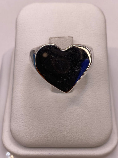 Anillo Artesanal en Plata con Corazón Liso Pulido — ángulo diagonal