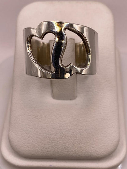 Anillo Artesanal en Plata con Corazón Recortado en báscula mostrando peso