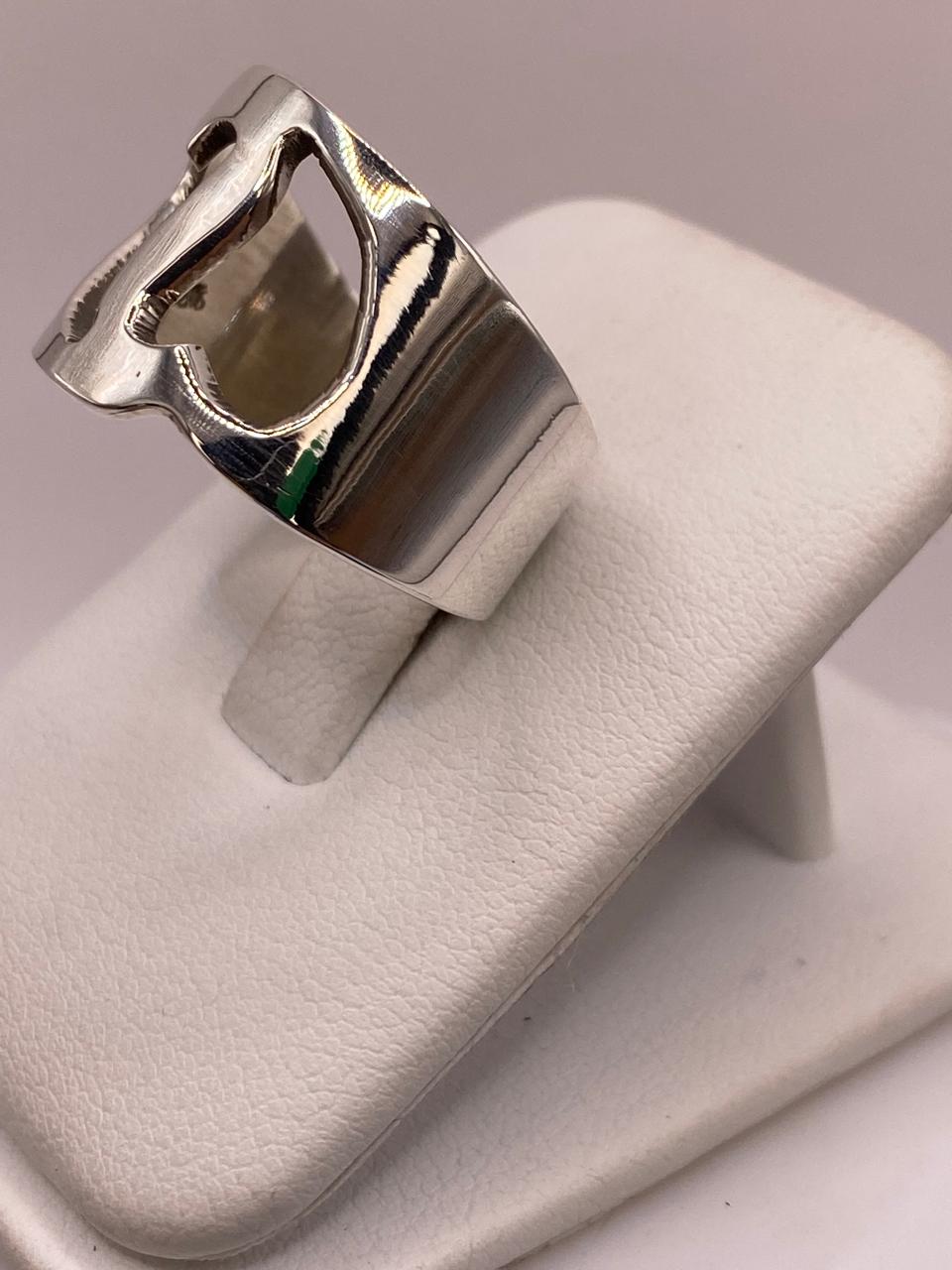Anillo Artesanal en Plata con Corazón Recortado, vista frontal