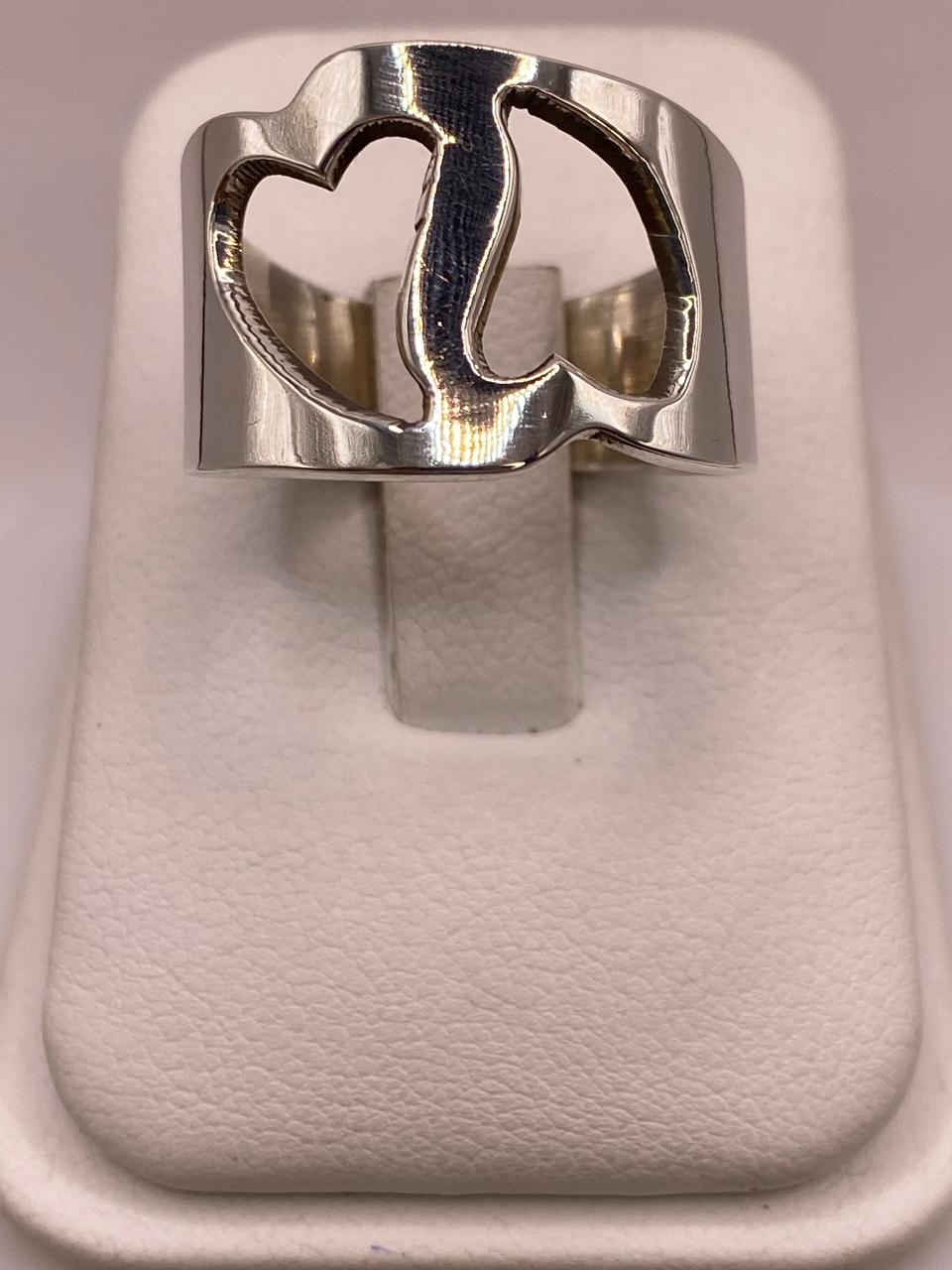 Anillo Artesanal en Plata con Corazón Recortado, vista lateral