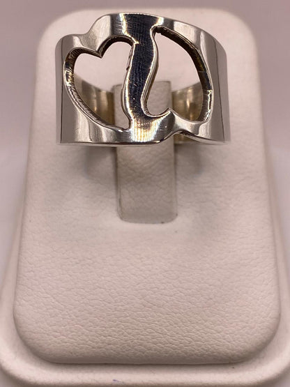 Anillo Artesanal en Plata con Corazón Recortado, vista lateral