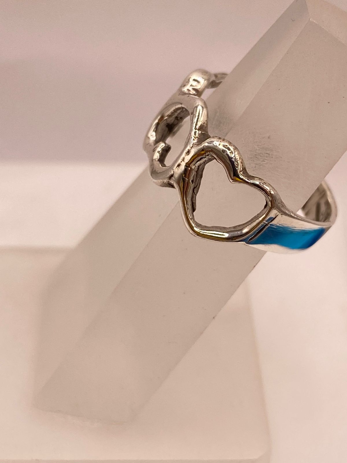 Anillo Artesanal en Plata con Corazones Entrelazados, vista frontal
