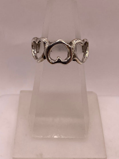 Anillo Artesanal en Plata con Corazones Entrelazados, vista de detalle