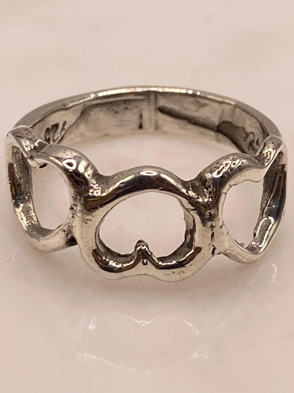 Anillo Artesanal en Plata con Corazones Entrelazados, sello de autenticidad Plata Ley .925