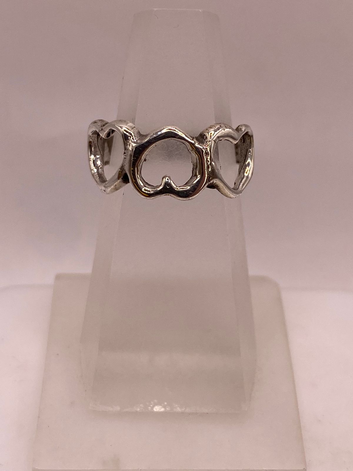 Anillo Artesanal en Plata con Corazones Entrelazados, vista lateral
