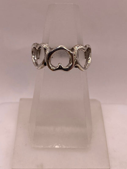 Anillo Artesanal en Plata con Corazones Entrelazados, vista lateral