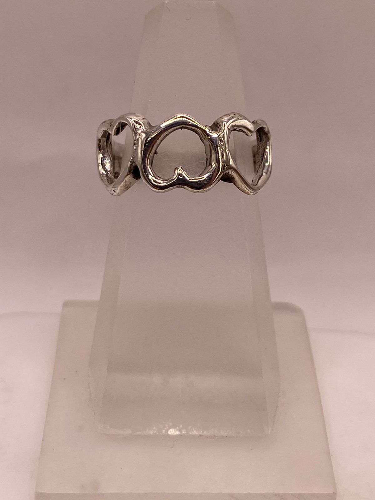 Anillo Artesanal en Plata con Corazones Entrelazados — ángulo diagonal