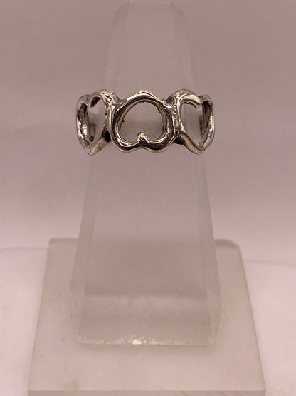 Anillo Artesanal en Plata con Corazones Entrelazados — ángulo diagonal