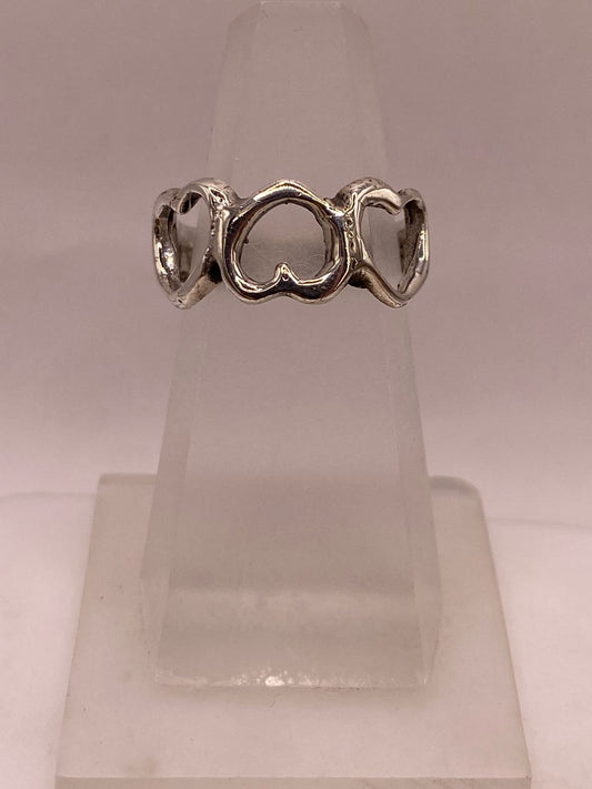 Anillo Artesanal en Plata con Corazones Entrelazados — ángulo diagonal