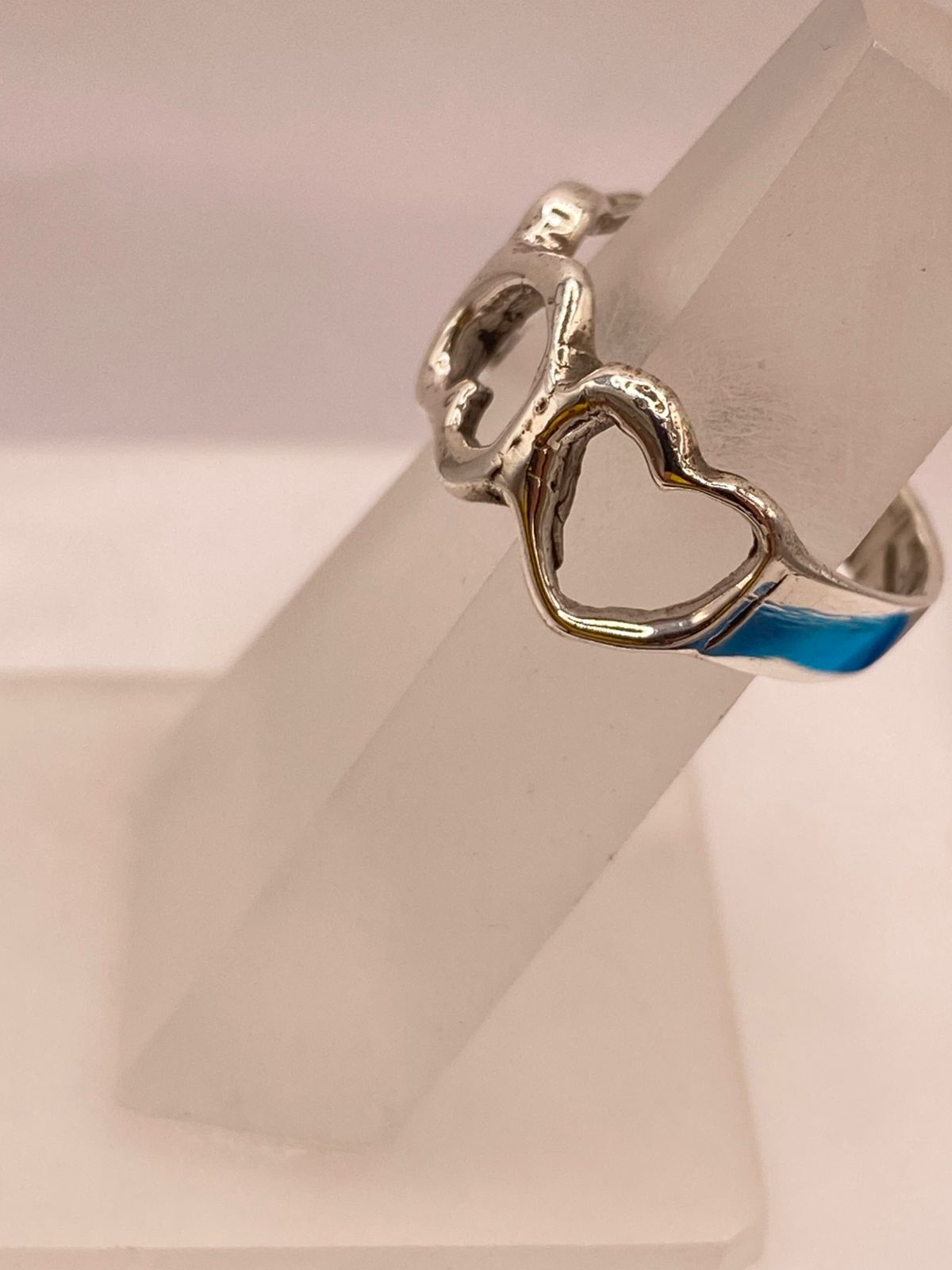 Anillo Artesanal en Plata con Corazones Entrelazados, vista frontal