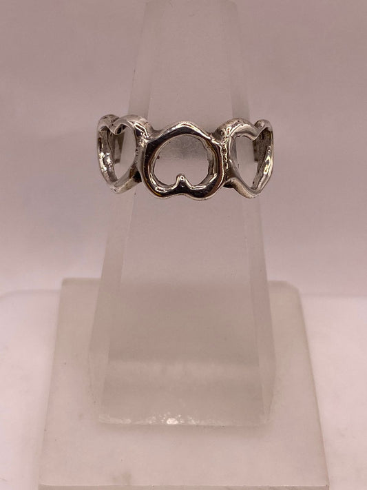 Anillo Artesanal en Plata con Corazones Entrelazados — vista lateral