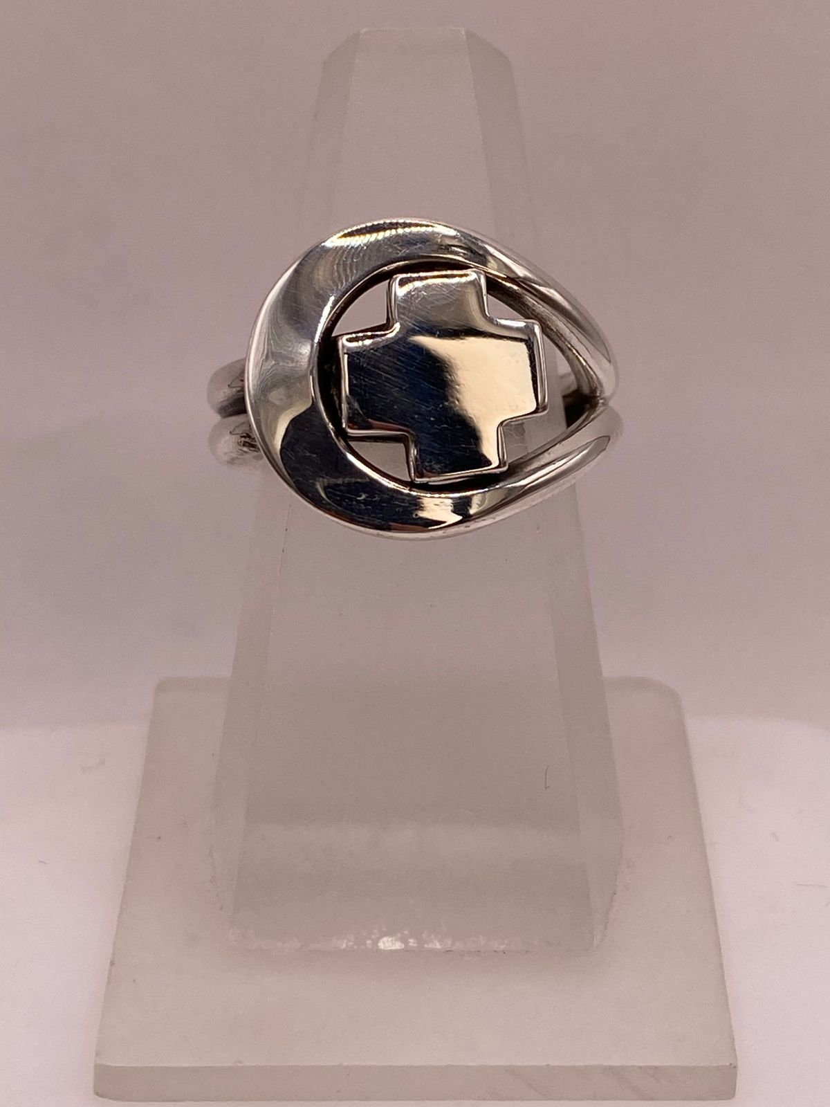 Anillo Artesanal en Plata con Cruz Calada Moderna, vista frontal