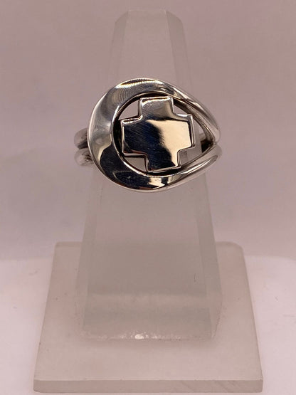 Anillo Artesanal en Plata con Cruz Calada Moderna, vista frontal