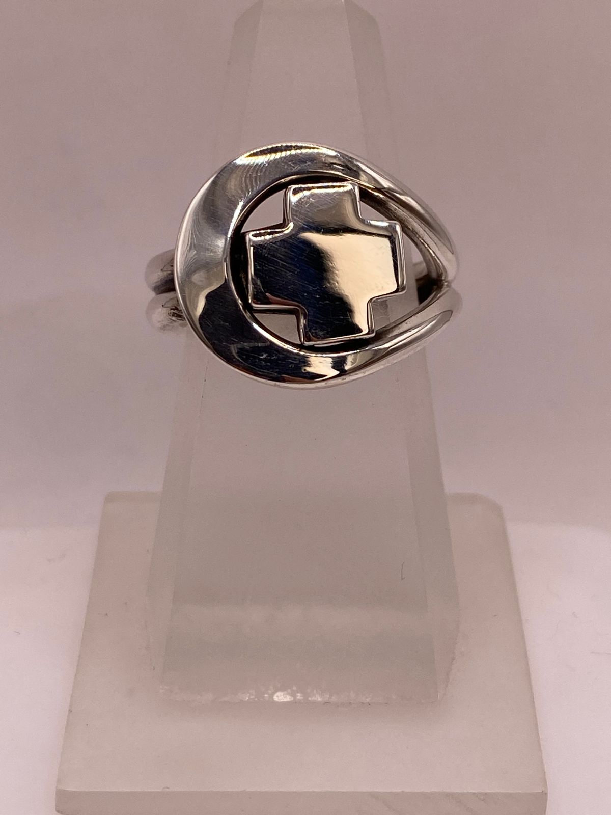 Anillo Artesanal en Plata con Cruz Calada Moderna — ángulo diagonal