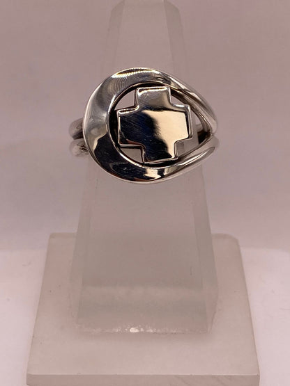 Anillo Artesanal en Plata con Cruz Calada Moderna — ángulo diagonal