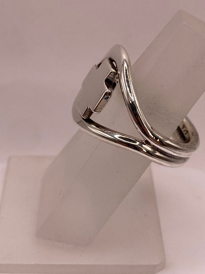 Anillo Artesanal en Plata con Cruz Calada Moderna, vista lateral