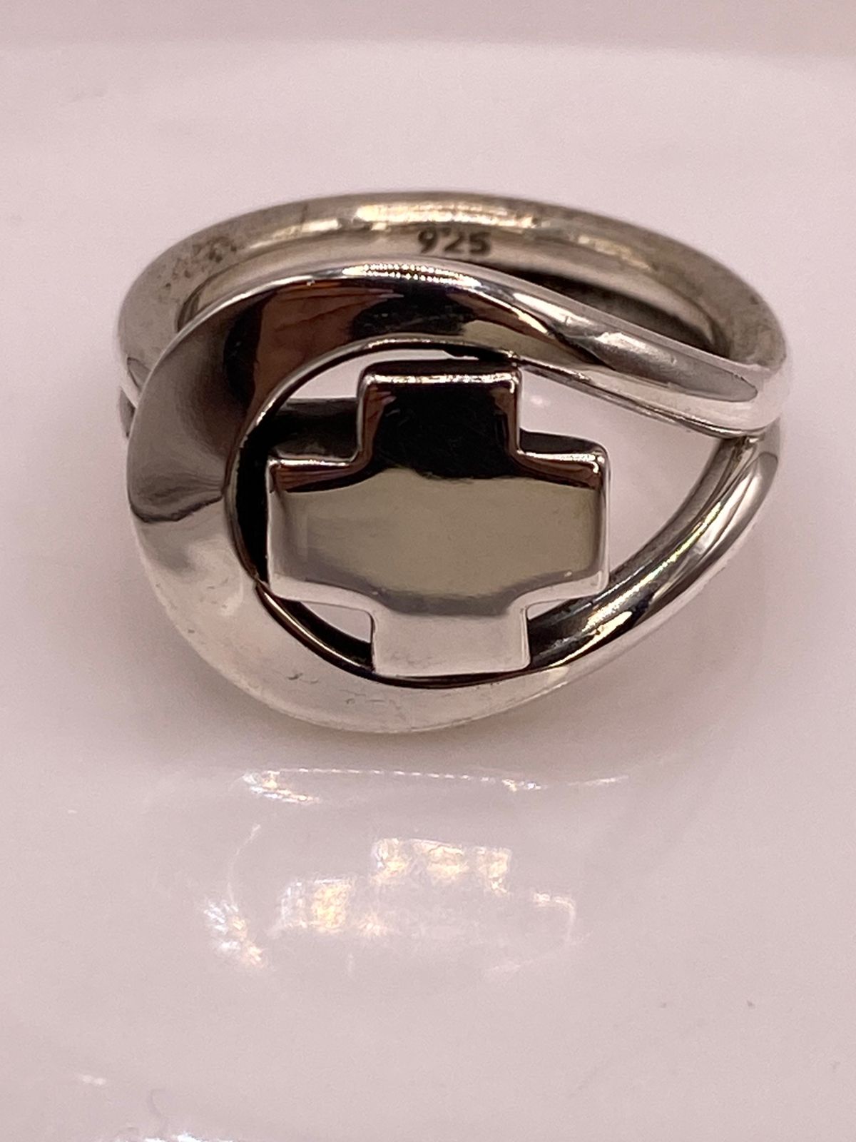 Anillo Artesanal en Plata con Cruz Calada Moderna, sello de autenticidad Plata Ley .925
