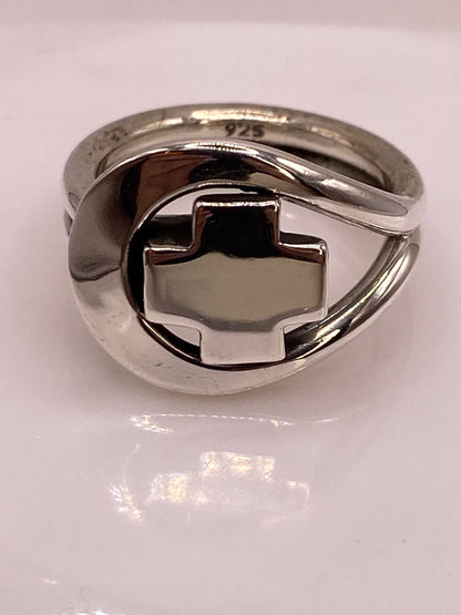 Anillo Artesanal en Plata con Cruz Calada Moderna, sello de autenticidad Plata Ley .925