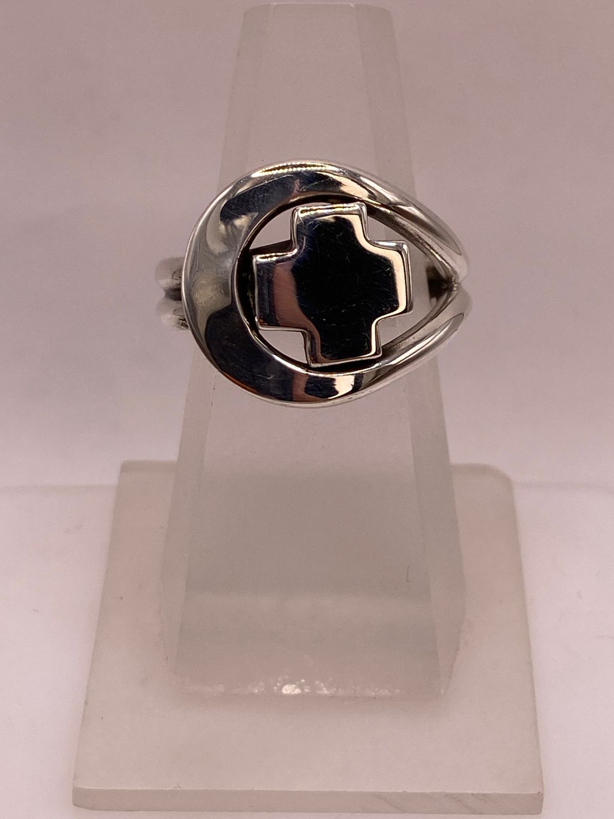 Anillo Artesanal en Plata con Cruz Calada Moderna, vista de detalle