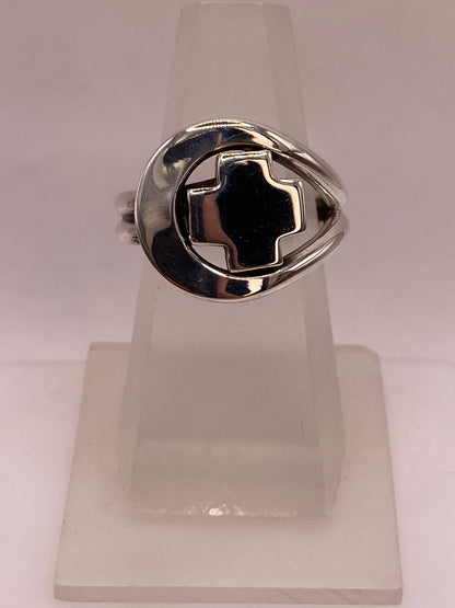 Anillo Artesanal en Plata con Cruz Calada Moderna, vista de detalle