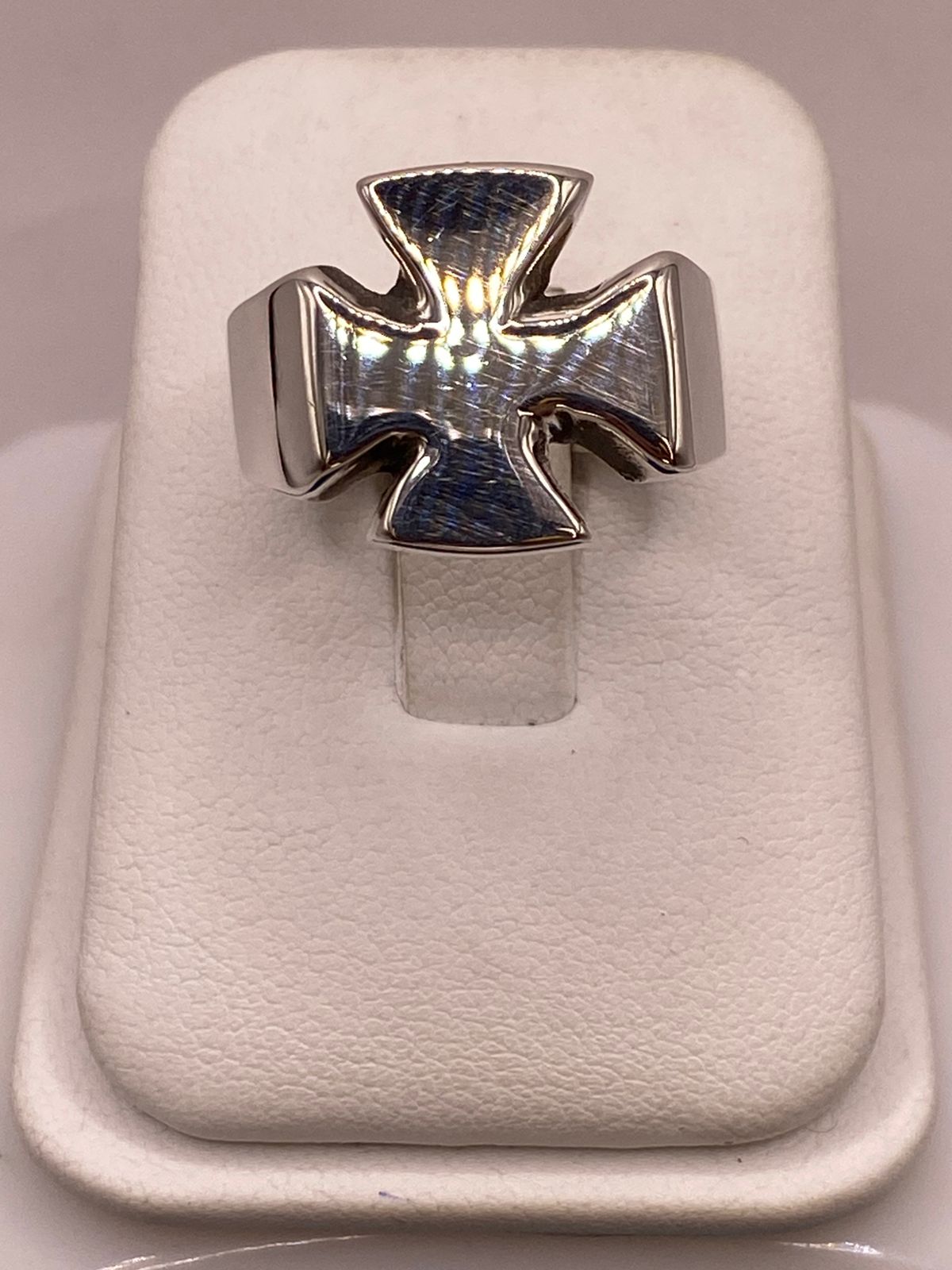 Anillo Artesanal en Plata con Cruz de Malta, vista lateral