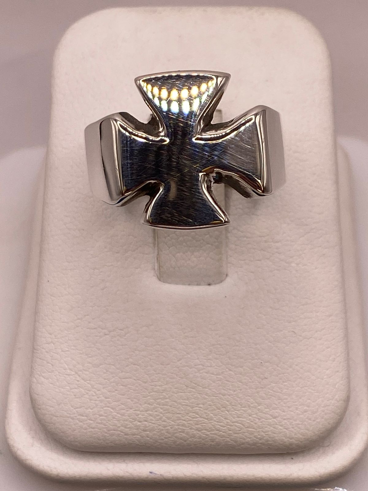 Anillo Artesanal en Plata con Cruz de Malta, vista frontal