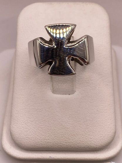 Anillo Artesanal en Plata con Cruz de Malta, vista frontal