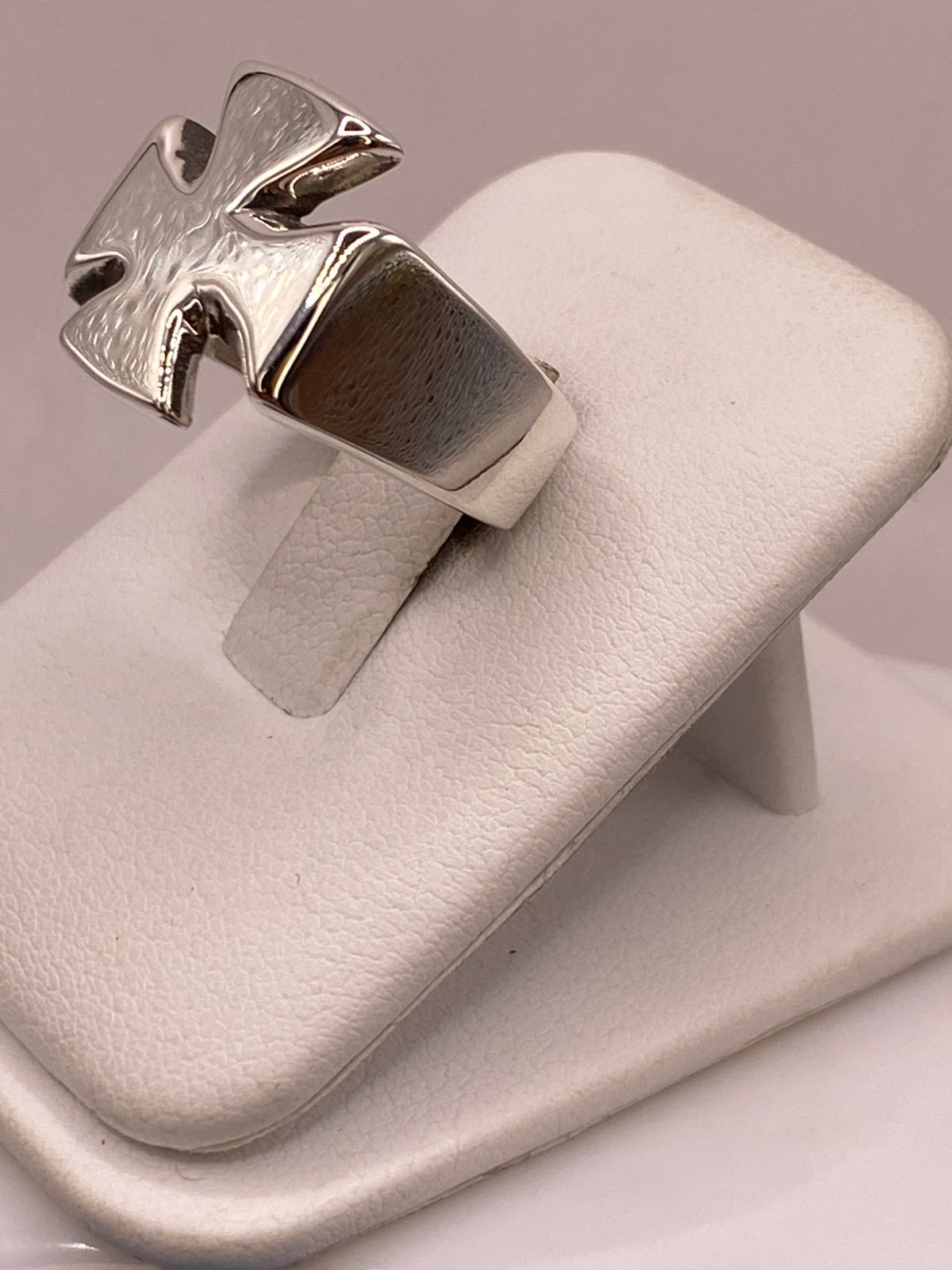 Anillo Artesanal en Plata con Cruz de Malta, vista de detalle