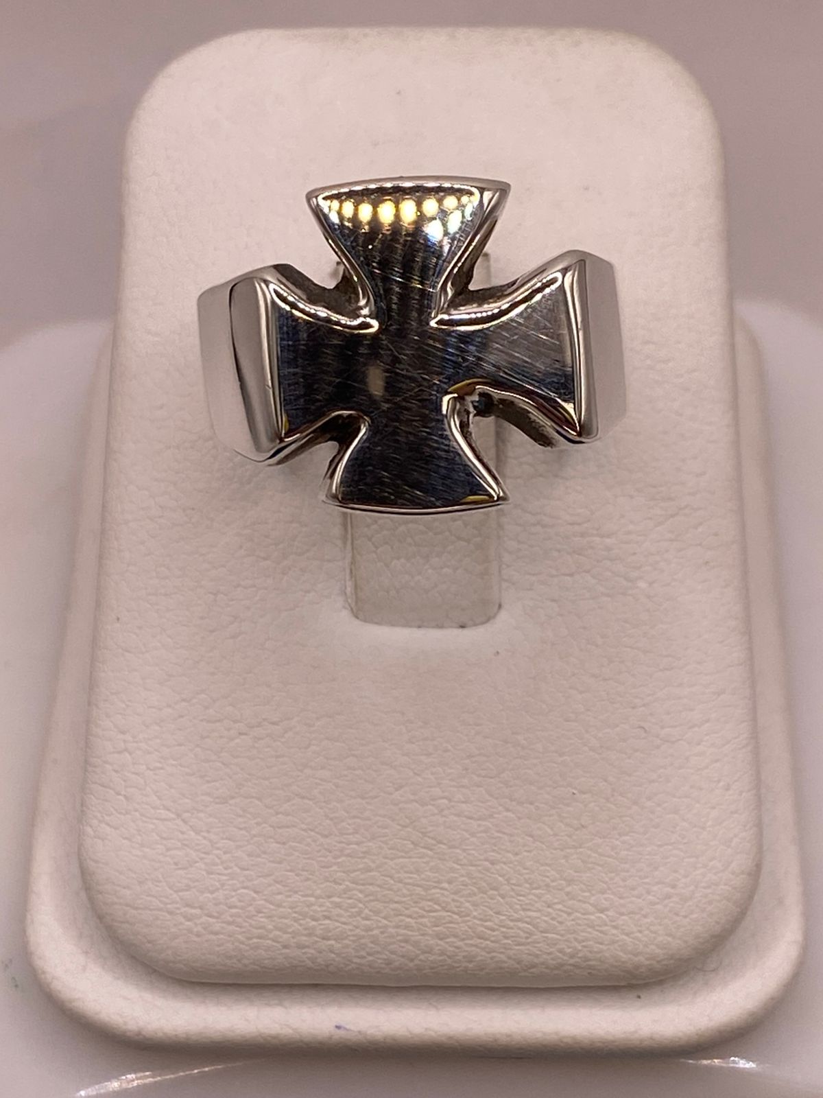 Anillo Artesanal en Plata con Cruz de Malta en báscula mostrando peso