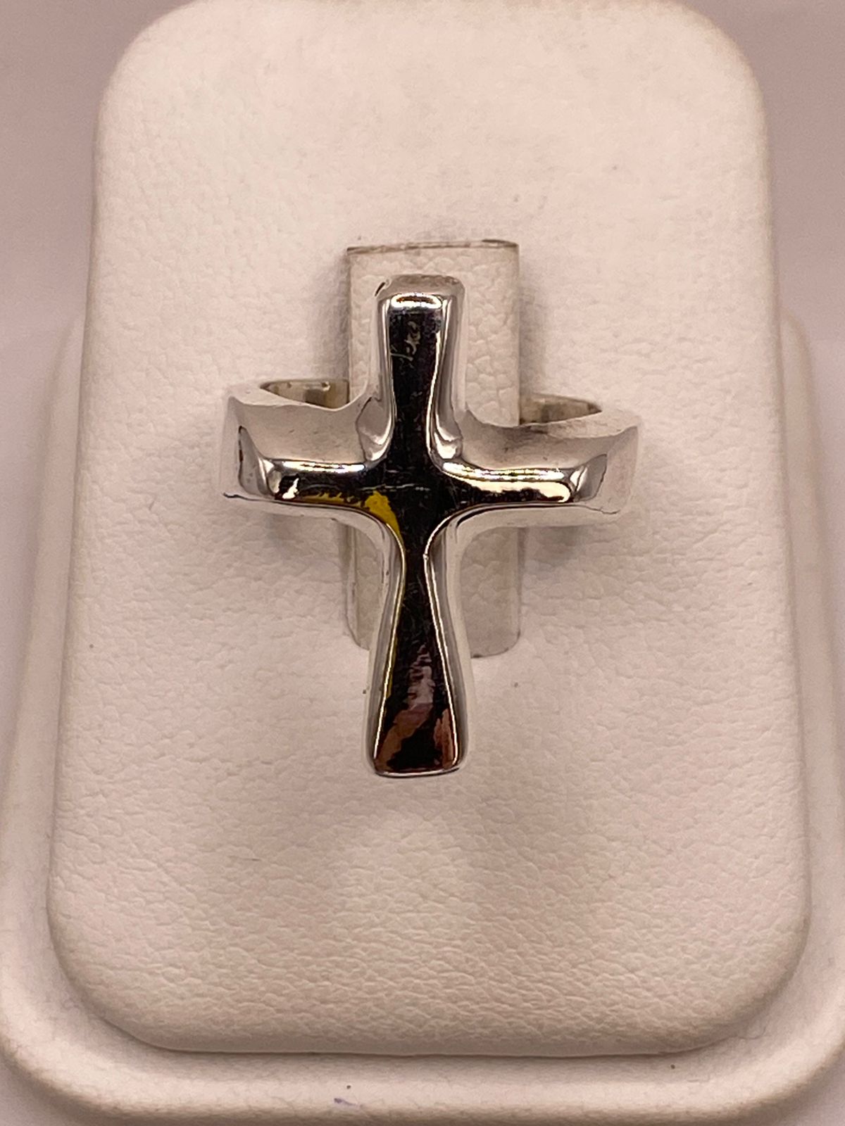 Anillo Artesanal en Plata con Cruz en Relieve — vista lateral