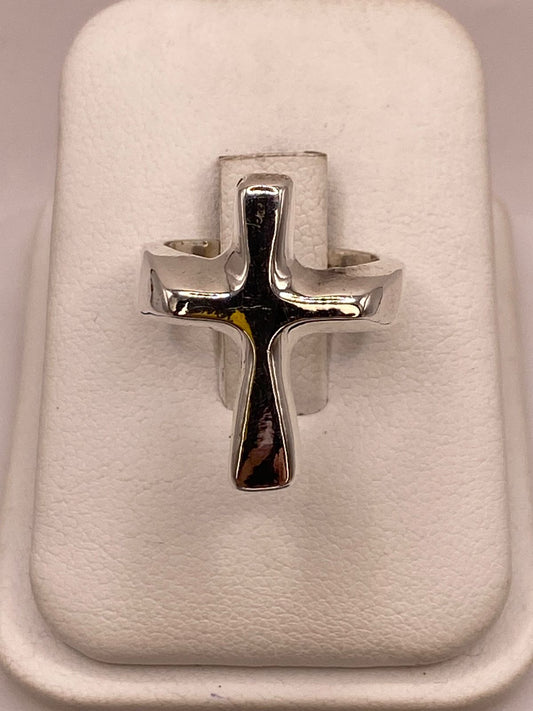 Anillo Artesanal en Plata con Cruz en Relieve — vista lateral