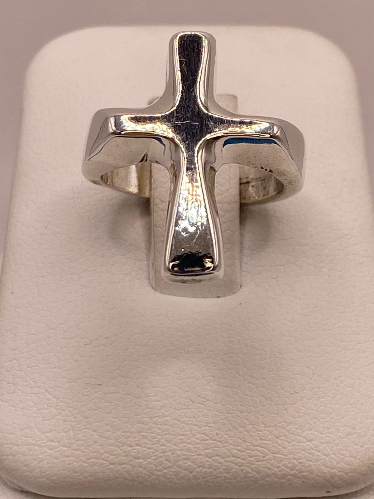Anillo Artesanal en Plata con Cruz en Relieve, vista frontal