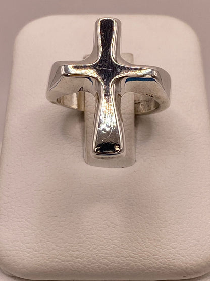 Anillo Artesanal en Plata con Cruz en Relieve, vista frontal