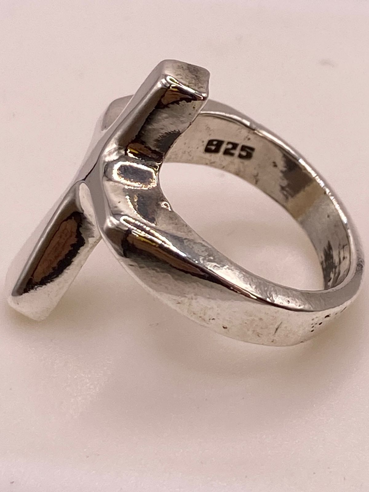 Anillo Artesanal en Plata con Cruz en Relieve, sello de autenticidad Plata Ley .925