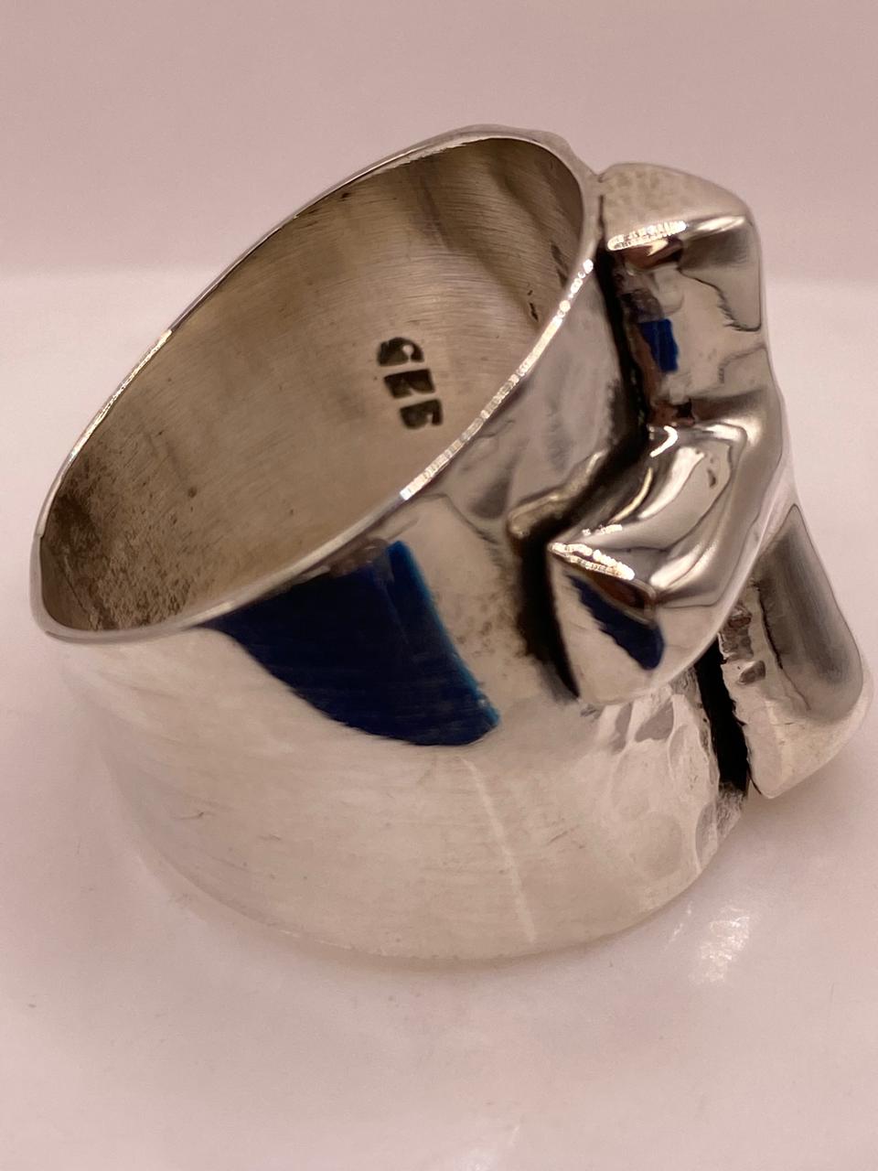 Anillo Artesanal en Plata con Cruz en Relieve y Textura Martillada, sello de autenticidad Plata Ley .925
