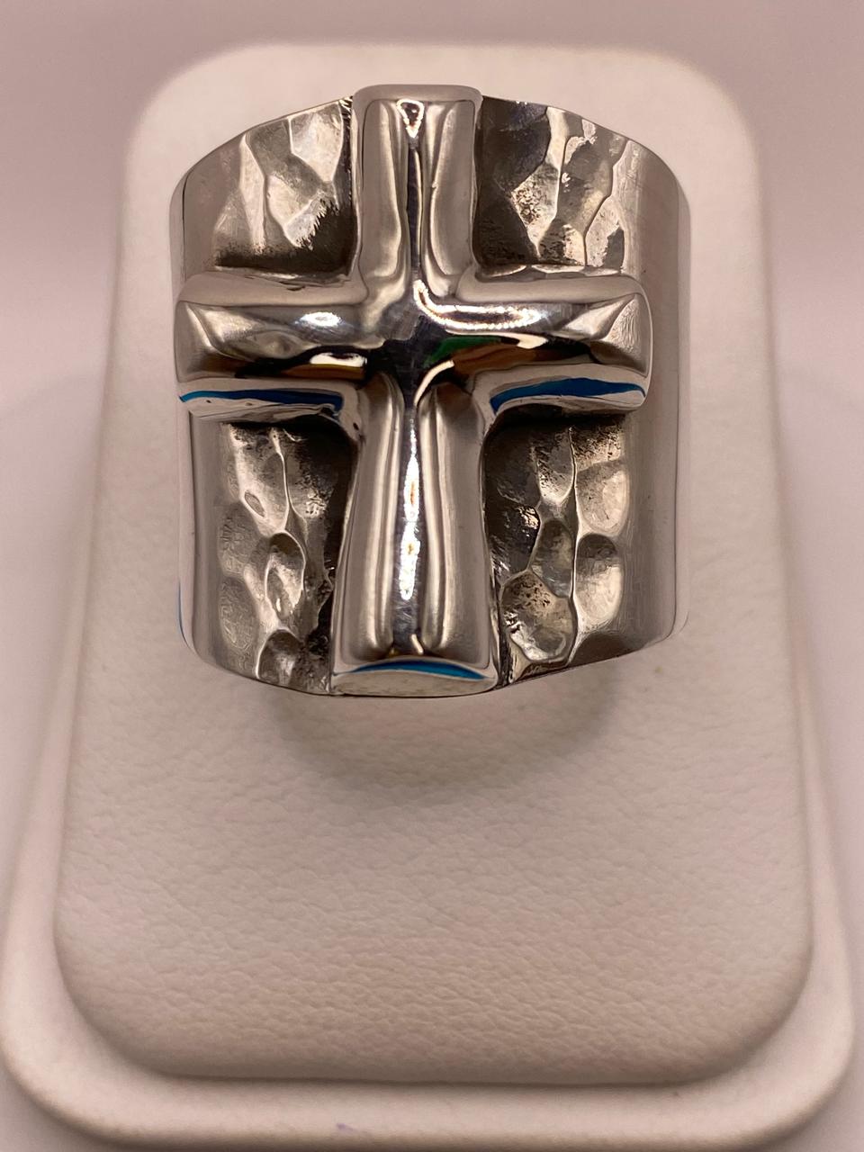 Anillo Artesanal en Plata con Cruz en Relieve y Textura Martillada, vista frontal