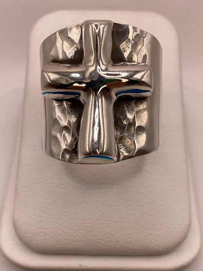 Anillo Artesanal en Plata con Cruz en Relieve y Textura Martillada, vista frontal
