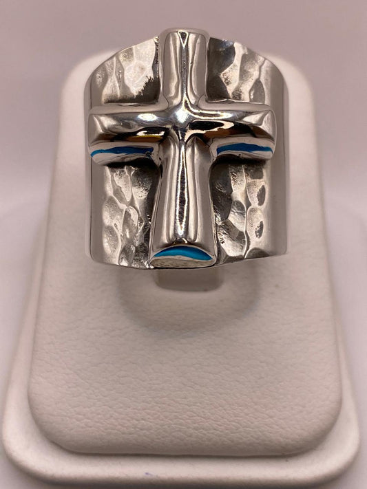 Anillo Artesanal en Plata con Cruz en Relieve y Textura Martillada — vista lateral