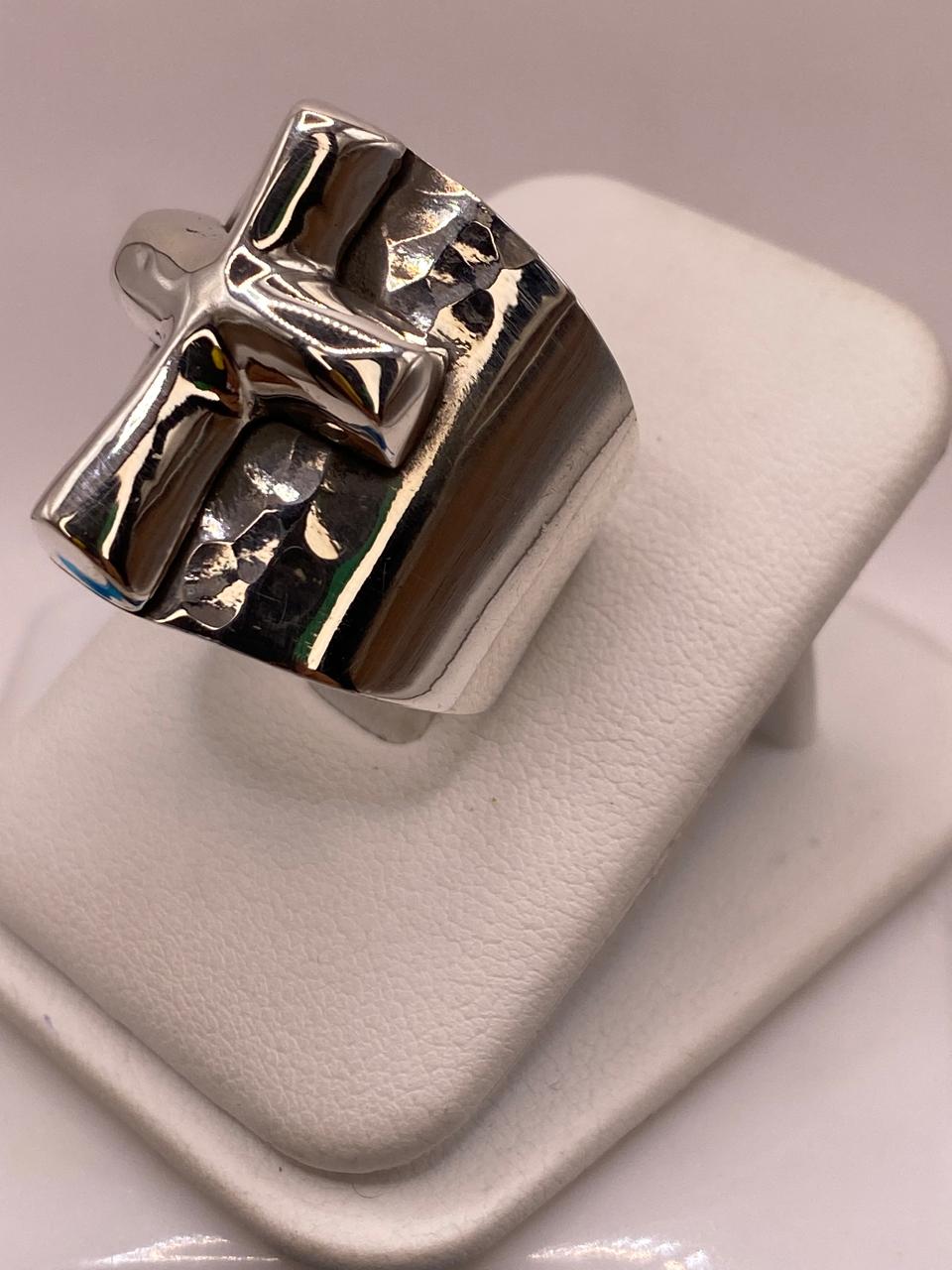 Anillo Artesanal en Plata con Cruz en Relieve y Textura Martillada, vista lateral