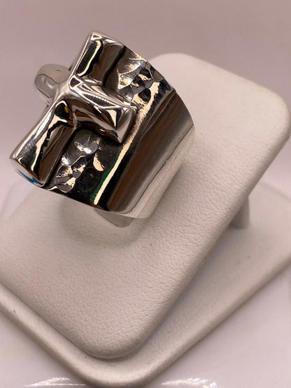 Anillo Artesanal en Plata con Cruz en Relieve y Textura Martillada, vista lateral