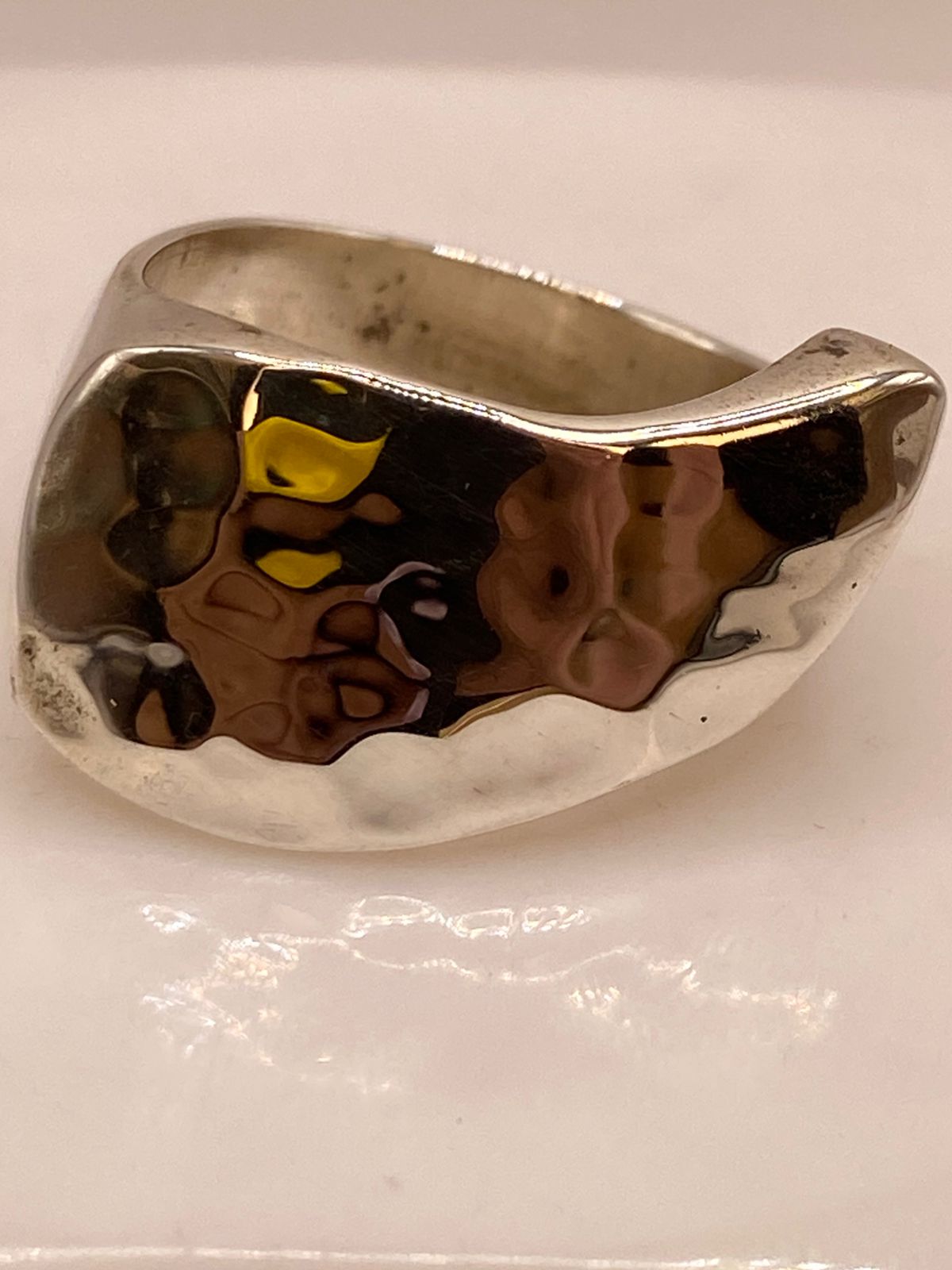 Anillo Artesanal en Plata con Diseño Asimétrico Martillado, sello de autenticidad Plata Ley .925