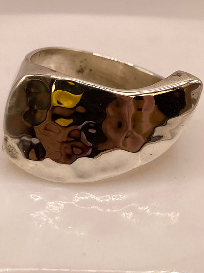 Anillo Artesanal en Plata con Diseño Asimétrico Martillado, sello de autenticidad Plata Ley .925