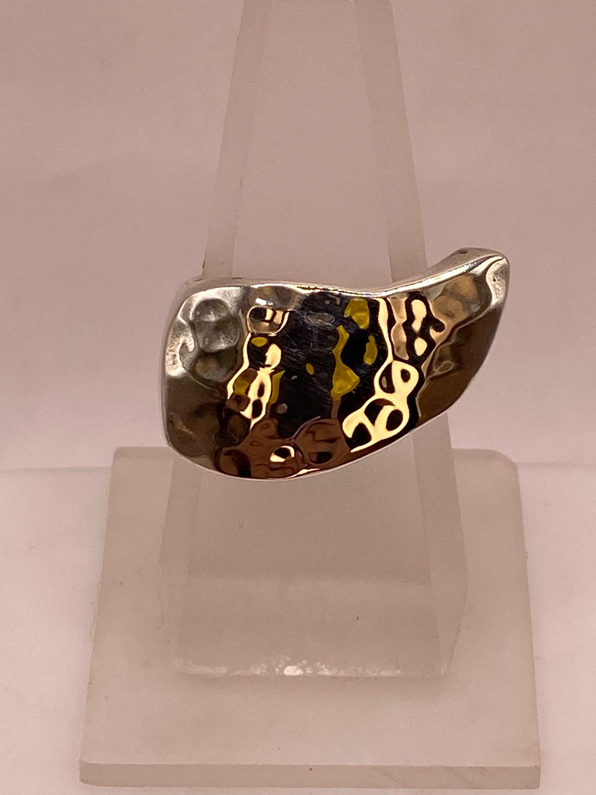 Anillo Artesanal en Plata con Diseño Asimétrico Martillado — vista lateral