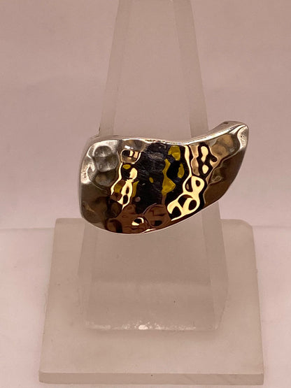 Anillo Artesanal en Plata con Diseño Asimétrico Martillado — vista lateral