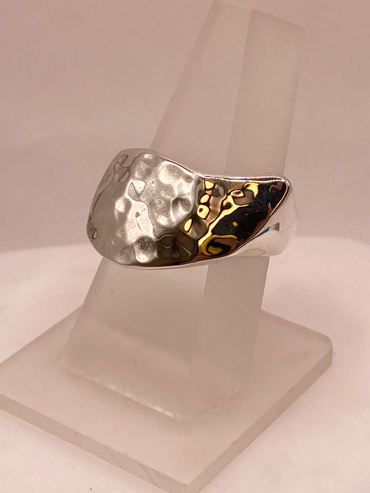 Anillo Artesanal en Plata con Diseño Asimétrico Martillado, vista frontal