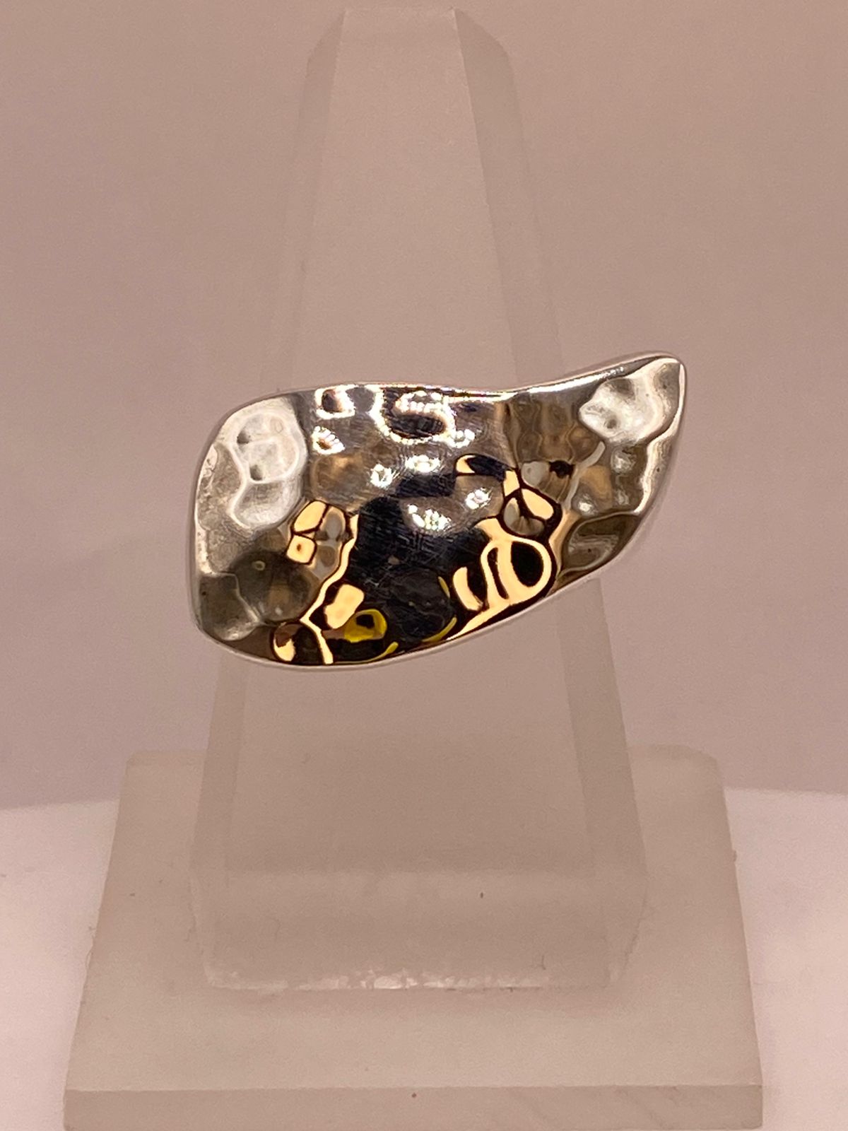 Anillo Artesanal en Plata con Diseño Asimétrico Martillado, vista lateral