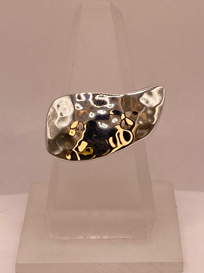 Anillo Artesanal en Plata con Diseño Asimétrico Martillado, vista lateral