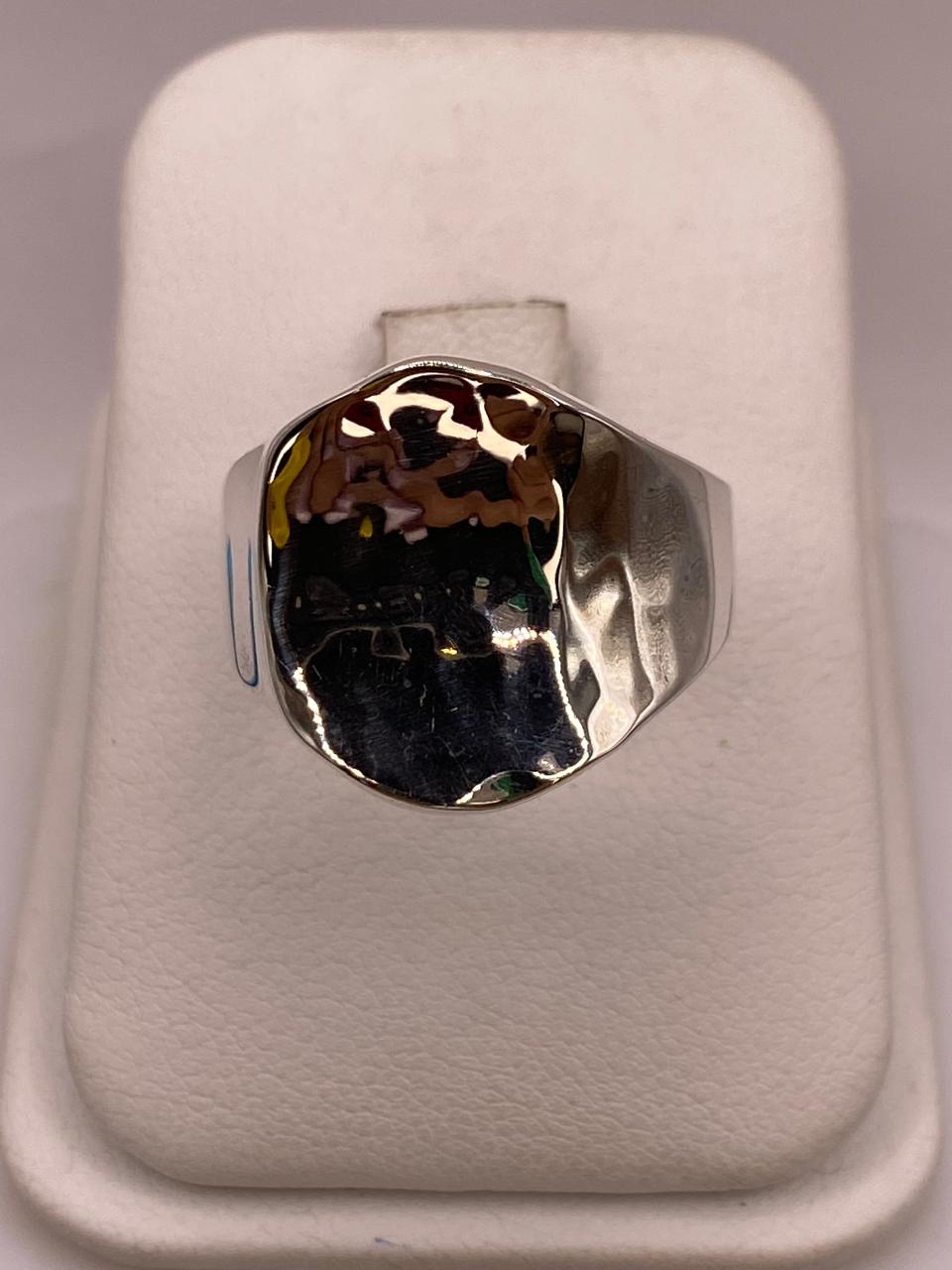 Anillo Artesanal en Plata con Diseño Asimétrico Martillado — ángulo diagonal