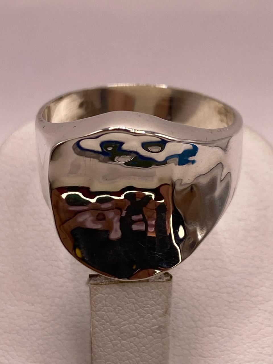 Anillo Artesanal en Plata con Diseño Asimétrico Martillado, vista lateral